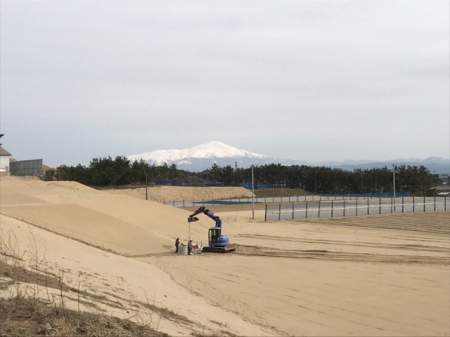 現場よりはるか彼方の鳥海山を望む！